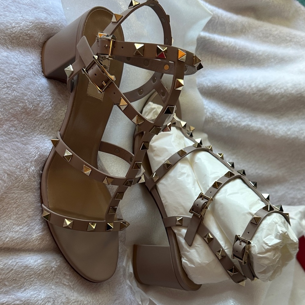 Valentino Garavani Tan Studded Sandals 60MM Rockstud Block Heal NWT dusk bag